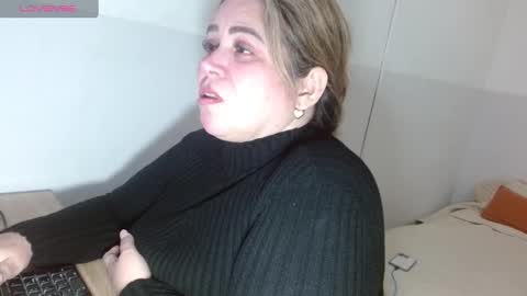 Snapshot of allegra_ferragamo chatting on 09-18-25, 01:18 Ale online show from 09-18-25, 01:18
