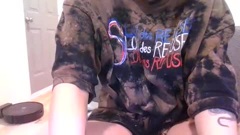 Snapshot of alliebearx chatting on 02-23-25, 06:01 alliebearx online show from 02-23-25, 06:01