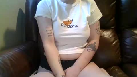 Snapshot of alliebearx chatting on 12-17-25, 05:08 alliebearx online show from 12-17-25, 05:08