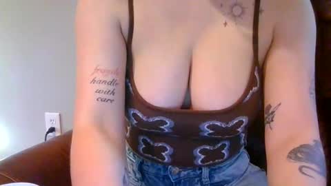 Snapshot of alliebearx chatting on 01-13-26, 11:21 alliebearx online show from 01-13-26, 11:21