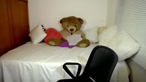 Snapshot of allierose_ chatting on 01-07-25, 11:24 Allie online show from 01-07-25, 11:24