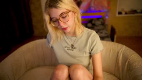 Snapshot of allison_cuty chatting on 01-23-25, 11:15 Allison online show from 01-23-25, 11:15