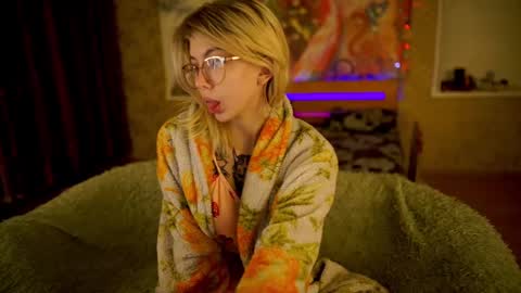 Snapshot of allison_cuty chatting on 02-15-25, 11:36 Allison online show from 02-15-25, 11:36