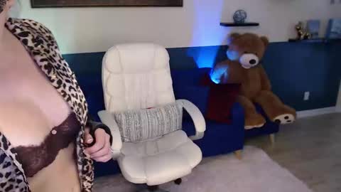Snapshot of allison_hill19 chatting on 09-30-25, 02:22 Alli online show from 09-30-25, 02:22