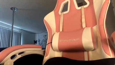 Snapshot of allyoursss1212 chatting on 11-13-25, 06:29 Ally Girl In Her Ally World online show from 11-13-25, 06:29