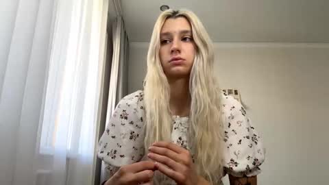 Snapshot of almetazorc chatting on 09-09-25, 11:10 Arina online show from 09-09-25, 11:10