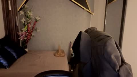 Snapshot of almma_ chatting on 12-02-25, 01:39 ALMMA online show from 12-02-25, 01:39