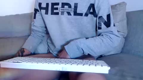 Snapshot of almostattoo chatting on 01-16-26, 04:11 ANDRIU- Instagram andriugigante- andriugigante--- INDEPENDENT MODEL Follow me here online show from 01-16-26, 04:11