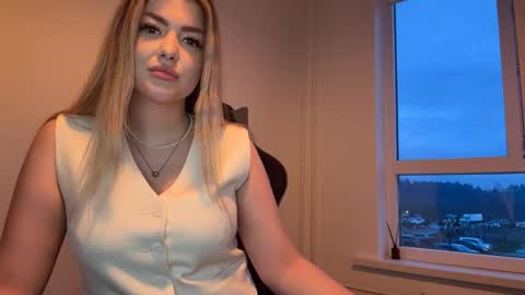 Amelia online show from 04-15-26, 04:47