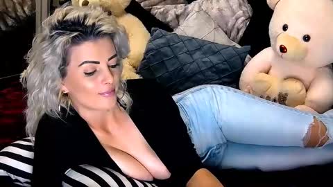 Snapshot of alyblonde chatting on 12-11-24, 01:28 aly online show from 12-11-24, 01:28