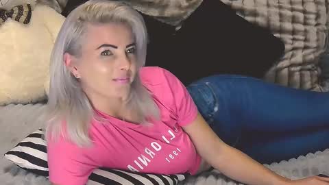 Snapshot of alyblonde chatting on 03-12-25, 02:01 aly online show from 03-12-25, 02:01