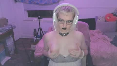 Snapshot of alyxiabewbs chatting on 05-18-26, 02:29 alyxiabewbs online show from 05-18-26, 02:29