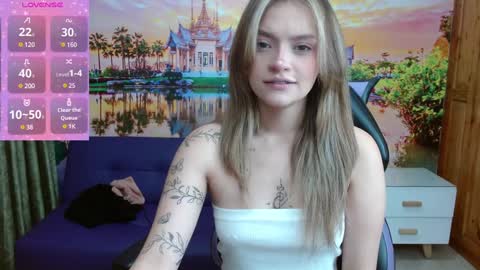 Snapshot of alyy_cute chatting on 01-15-25, 02:13 Alyy online show from 01-15-25, 02:13
