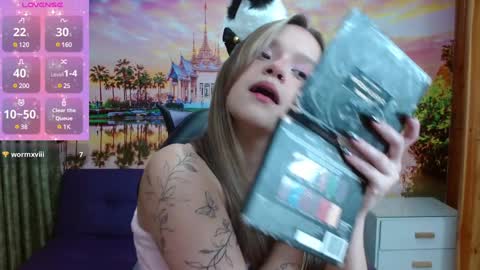 Snapshot of alyy_cute chatting on 01-24-25, 02:19 Alyy online show from 01-24-25, 02:19