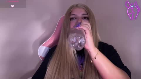 Snapshot of amandhaaa chatting on 02-19-25, 11:04 Amandha online show from 02-19-25, 11:04