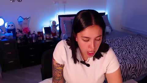 Snapshot of amarat_jolie chatting on 02-19-25, 12:03 Mila online show from 02-19-25, 12:03