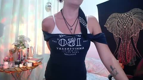 Snapshot of amatista_riveera chatting on 01-28-25, 11:28 Amatista Next stream 9 DEC 1 PM COLOMBIAN TIME miss u and love u online show from 01-28-25, 11:28