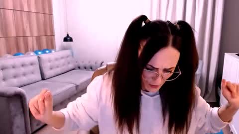 Izza online show from 10-29-25, 02:19