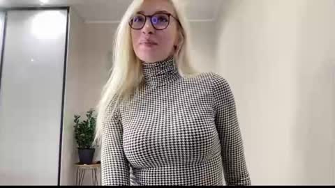 Snapshot of amazingkelly chatting on 06-21-26, 04:04 Kelly online show from 06-21-26, 04:04