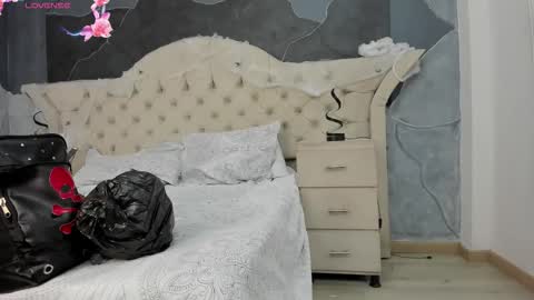 Snapshot of amberrgrey_ chatting on 10-12-25, 12:48 Amber Grey online show from 10-12-25, 12:48