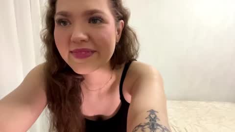 Snapshot of ameeteuscher chatting on 06-21-26, 05:04 Mia online show from 06-21-26, 05:04