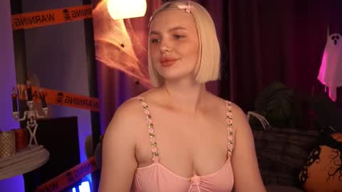 Snapshot of ameliawells chatting on 10-28-25, 05:44 Amelia online show from 10-28-25, 05:44