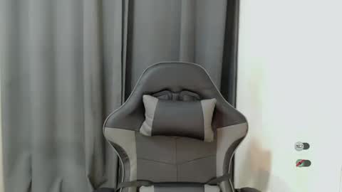 Snapshot of ami_lewis chatting on 01-08-25, 04:44 JOANNA online show from 01-08-25, 04:44