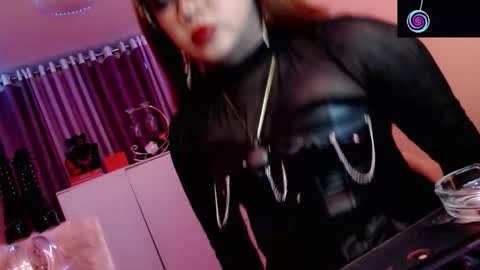 Snapshot of amiadoll chatting on 01-18-26, 03:27 Queen Mireska online show from 01-18-26, 03:27