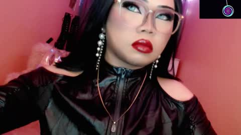 Snapshot of amiadoll chatting on 02-25-26, 03:32 Queen Mireska online show from 02-25-26, 03:32