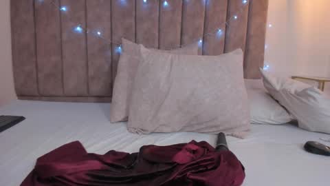 Snapshot of ammber_collins_ chatting on 12-17-25, 06:14 Amber online show from 12-17-25, 06:14