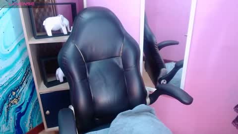 Snapshot of ammy_ronan chatting on 12-18-25, 04:57 IM AMMY online show from 12-18-25, 04:57