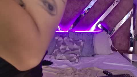 Snapshot of ammyjoness_ chatting on 06-11-26, 08:40 Ammy Jones online show from 06-11-26, 08:40