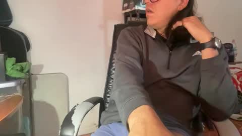 Snapshot of amo_s chatting on 10-16-25, 12:06 amo_s online show from 10-16-25, 12:06