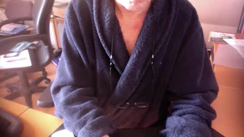 Snapshot of amor2200 chatting on 02-23-25, 12:27 Amor2200 online show from 02-23-25, 12:27