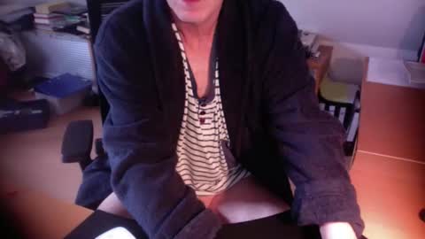 Snapshot of amor2200 chatting on 10-04-25, 09:07 Amor2200 online show from 10-04-25, 09:07