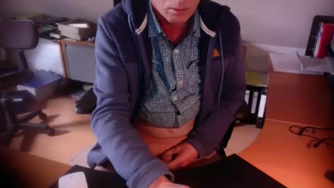 Snapshot of amor2200 chatting on 10-13-25, 08:58 Amor2200 online show from 10-13-25, 08:58