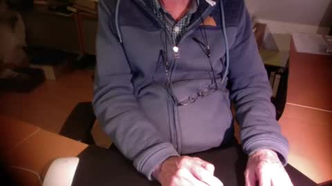 Snapshot of amor2200 chatting on 10-26-25, 07:20 Amor2200 online show from 10-26-25, 07:20