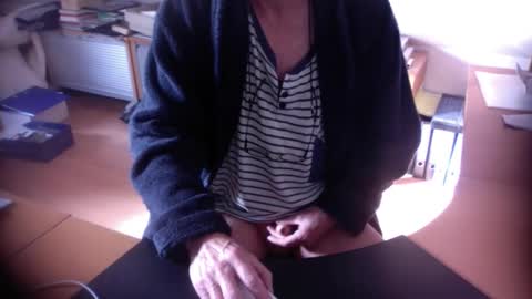 Snapshot of amor2200 chatting on 11-02-25, 10:28 Amor2200 online show from 11-02-25, 10:28