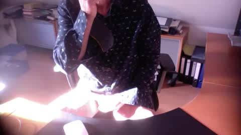 Snapshot of amor2200 chatting on 11-05-25, 11:10 Amor2200 online show from 11-05-25, 11:10