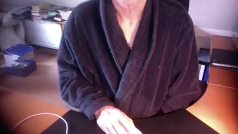 Snapshot of amor2200 chatting on 11-11-25, 08:14 Amor2200 online show from 11-11-25, 08:14