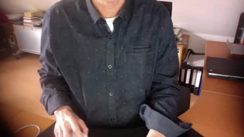 Snapshot of amor2200 chatting on 11-21-25, 12:15 Amor2200 online show from 11-21-25, 12:15