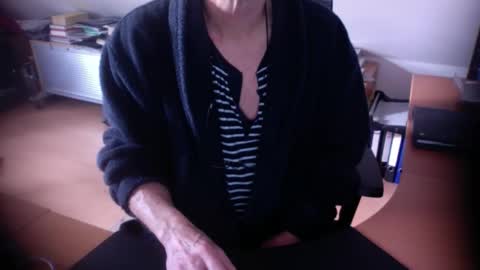 Snapshot of amor2200 chatting on 11-22-25, 10:47 Amor2200 online show from 11-22-25, 10:47