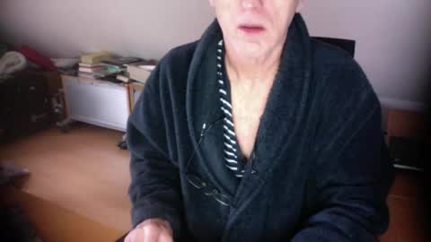 Snapshot of amor2200 chatting on 11-23-25, 09:53 Amor2200 online show from 11-23-25, 09:53