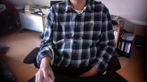 Snapshot of amor2200 chatting on 11-24-25, 08:25 Amor2200 online show from 11-24-25, 08:25