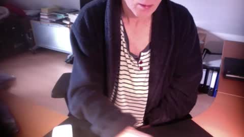 Snapshot of amor2200 chatting on 11-25-25, 08:58 Amor2200 online show from 11-25-25, 08:58