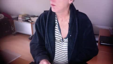 Snapshot of amor2200 chatting on 11-28-25, 10:18 Amor2200 online show from 11-28-25, 10:18