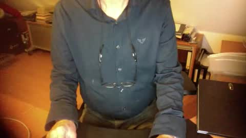 Snapshot of amor2200 chatting on 11-29-25, 05:05 Amor2200 online show from 11-29-25, 05:05