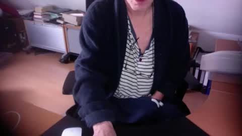 Snapshot of amor2200 chatting on 11-30-25, 12:20 Amor2200 online show from 11-30-25, 12:20