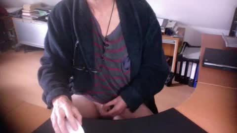 Snapshot of amor2200 chatting on 12-05-25, 10:57 Amor2200 online show from 12-05-25, 10:57