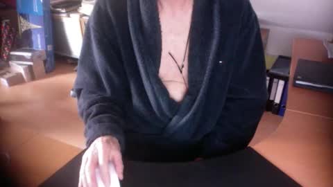 Snapshot of amor2200 chatting on 12-16-25, 09:03 Amor2200 online show from 12-16-25, 09:03